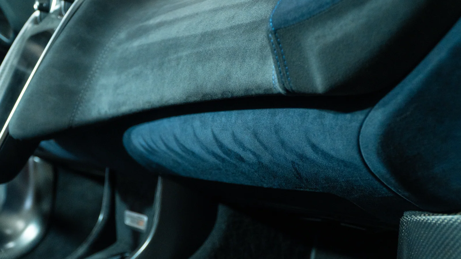 McLaren 600LT Spider interior retrimmed in Midnight Blue Alcantara — photograph 1