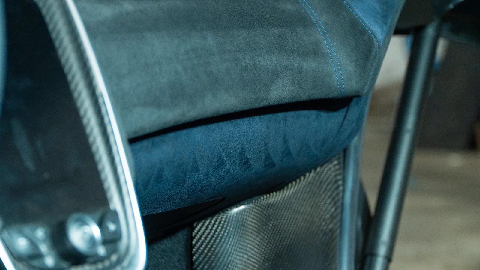 McLaren 600LT Spider interior retrimmed in Midnight Blue Alcantara — photograph 6