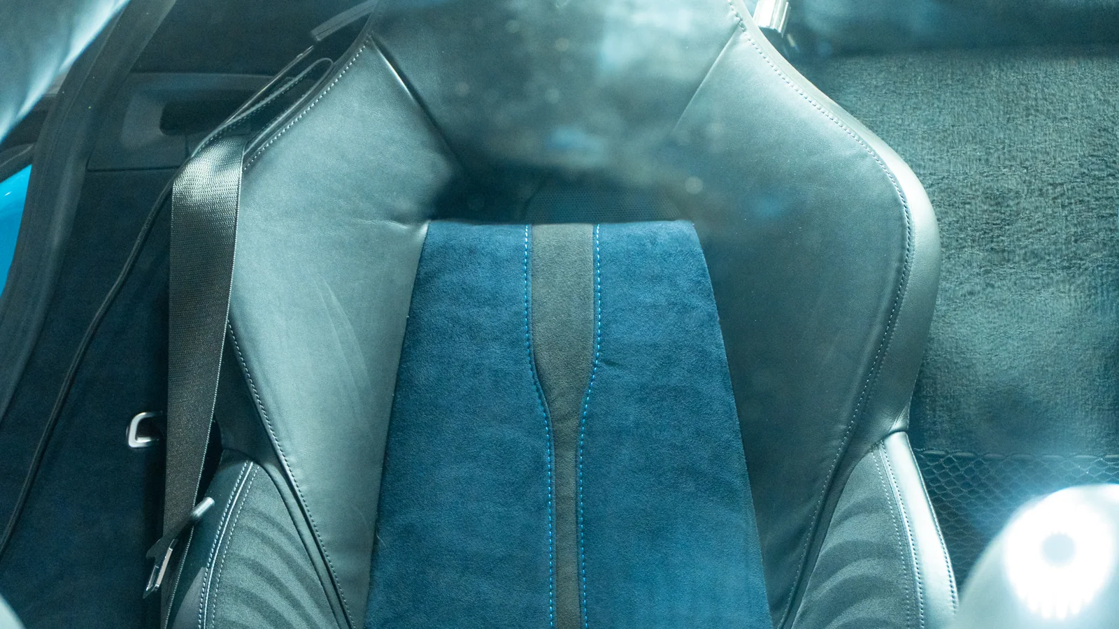 McLaren 600LT Spider interior retrimmed in Midnight Blue Alcantara — photograph 7