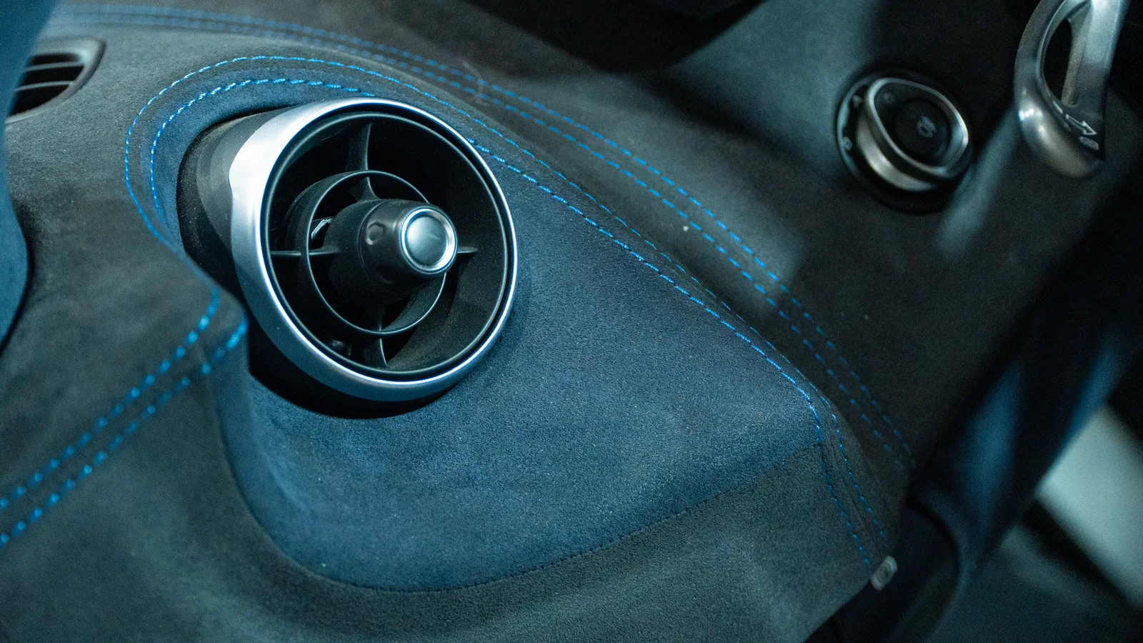 McLaren 600LT Spider interior retrimmed in Midnight Blue Alcantara — photograph 8
