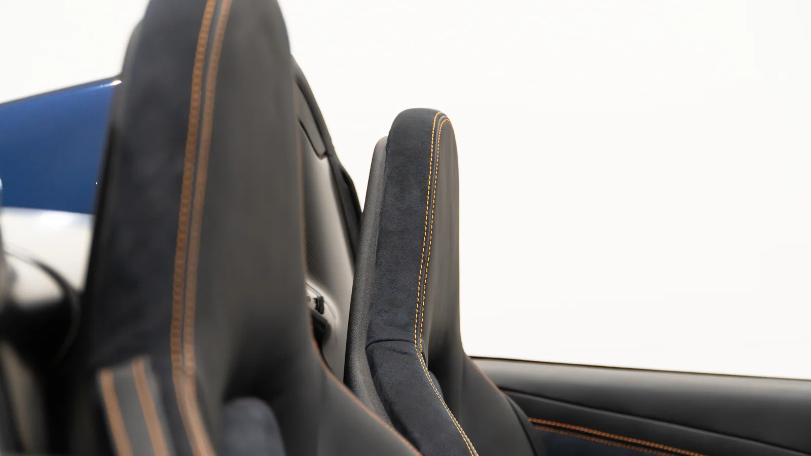 McLaren 650S Spider interior retrimmed in Midnight Blue Alcantara — photograph 9