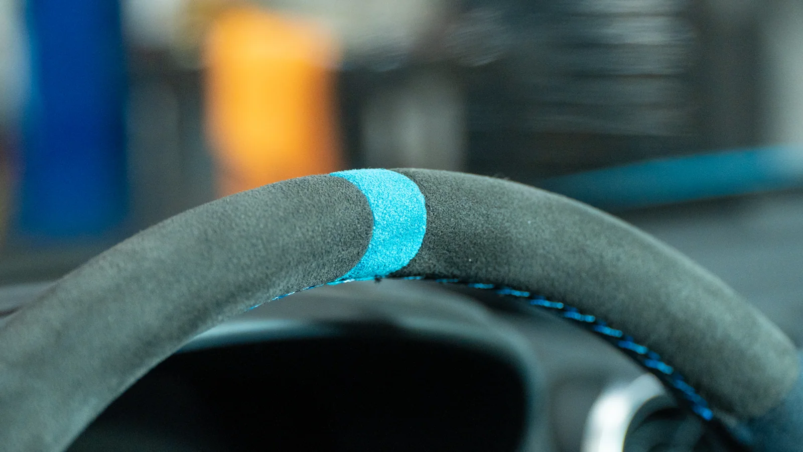 McLaren 600LT Spider interior retrimmed in Midnight Blue Alcantara — photograph 5