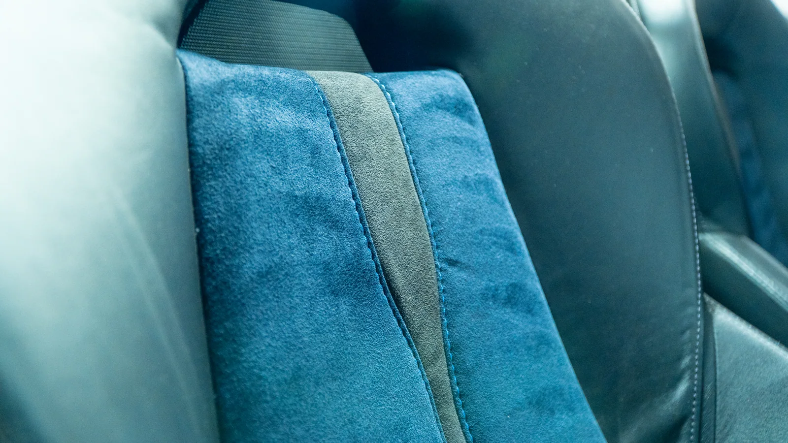 McLaren 600LT Spider interior retrimmed in Midnight Blue Alcantara — photograph 2