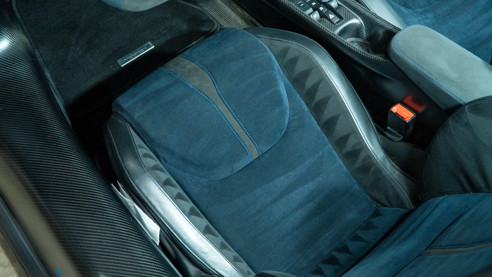 McLaren 600LT Spider interior retrimmed in Midnight Blue Alcantara — photograph 3